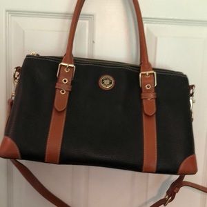 EUC Dooney and Bourne vintage bag can be crossbody